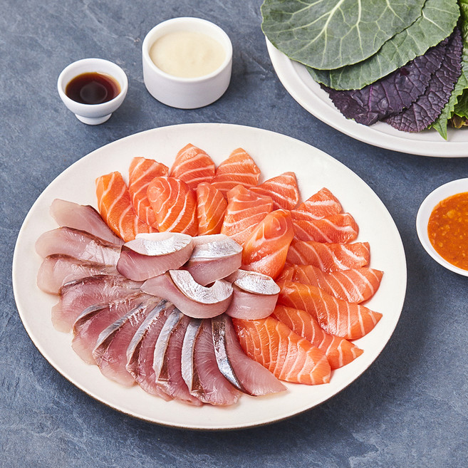 얌테이블 오늘 새벽 생산한 슬라이스 연어회 150g + 방어회 150g + 초고추장 + 연어용소스 + 간장소스 2입 + 생와사비 2입 + 쌈장 2입 + 쌈야채 2입 세트, 1세트