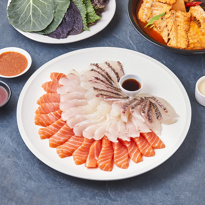 얌테이블 오늘 새벽 생산한 모둠회 한상차림 광어회 150g + 연어회 150g + 참돔껍질회 150g + 연어용 소스 + 초고추장 2입 + 간장소스 3입 + 생와사비 3입 + 쌈장 2입 + 쌈아채 2입 + 서더리탕 세트, 1세트
