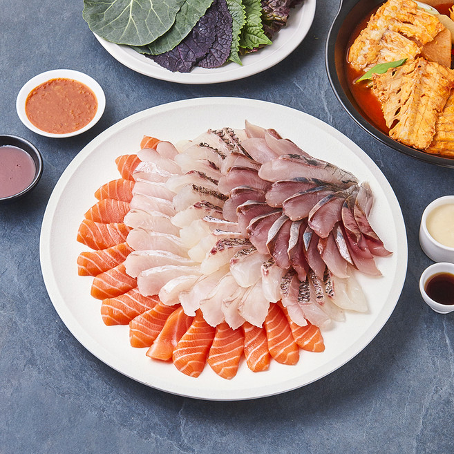 얌테이블 오늘 새벽 생산한 광어회 150g + 연어회 150g x 2입 + 참돔껍질회 150g + 방어회 150g + 연어용 소스 2입 + 초고추장 3입 + 간장소스 5입 + 생와사비 5입 + 쌈장 4입 + 쌈야채 4입 + 서더리탕 2입 세트, 1세트
