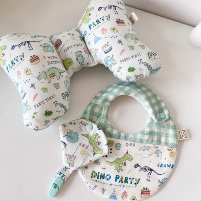 Lianne Baby 梨安舞兜小裁縫 蝴蝶枕彌月禮盒三件組 含包裝紙盒+緞帶+祝賀小卡+運送保護外盒 200g, 恐龍派對 綠色, 1組