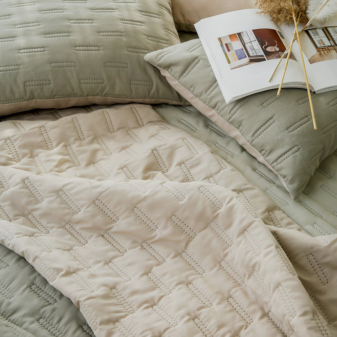 The Zari 環保抗菌薄被兼墊子, 抹茶綠 + 米色