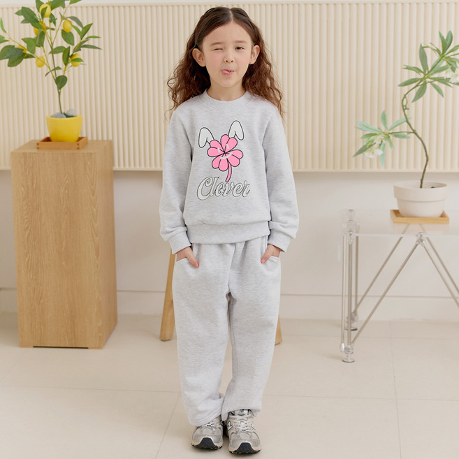 (주)유라비 아동용 클로버 맨투맨 + 면 와이드 팬츠 세트