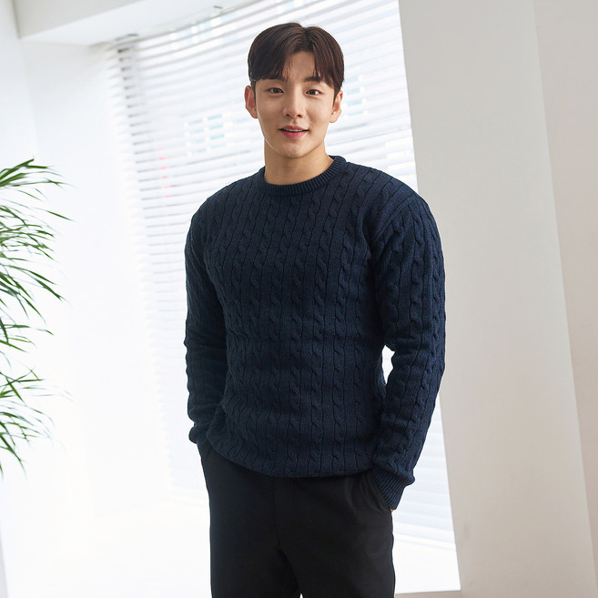핵쿨남 남성용 어깨넓어보이는 머슬핏 꽈배기 니트