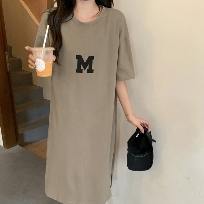 구디프 M레터링 슬릿 루즈핏 원피스