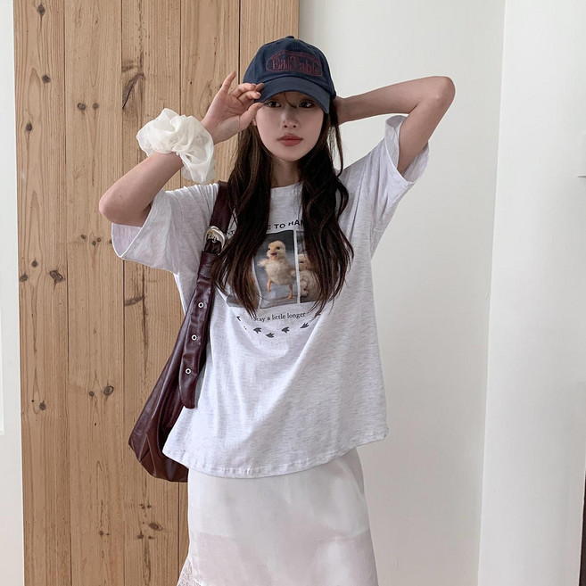 시크블랙 여성용 테성에 루즈핏 큐티덕 레터링 반팔 티셔츠 cpt17666k63