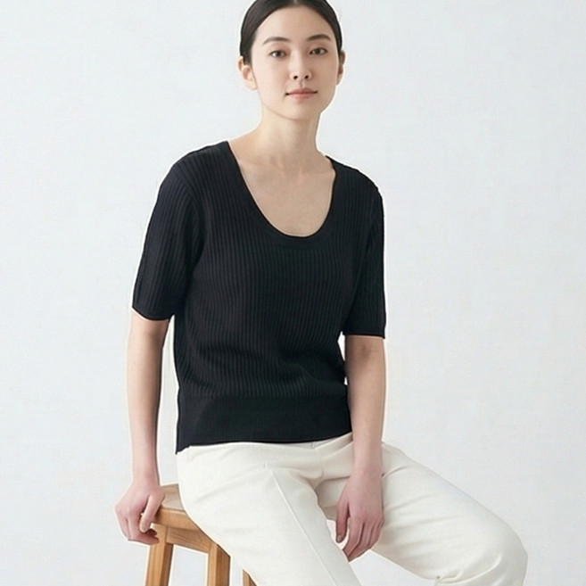 Sonio 女款柔美深U領短袖針織衫