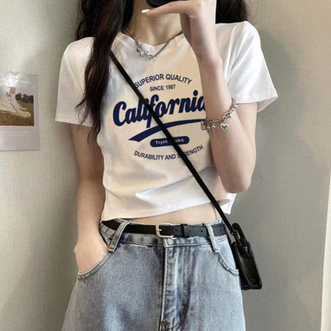 Theflow commerce 女款休閒字母點綴短版短袖T恤