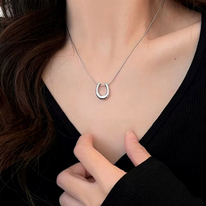 젤루나 여성용 써지컬 슬림 뱀줄 체인 라운드 말굽 펜던트 목걸이 M-73