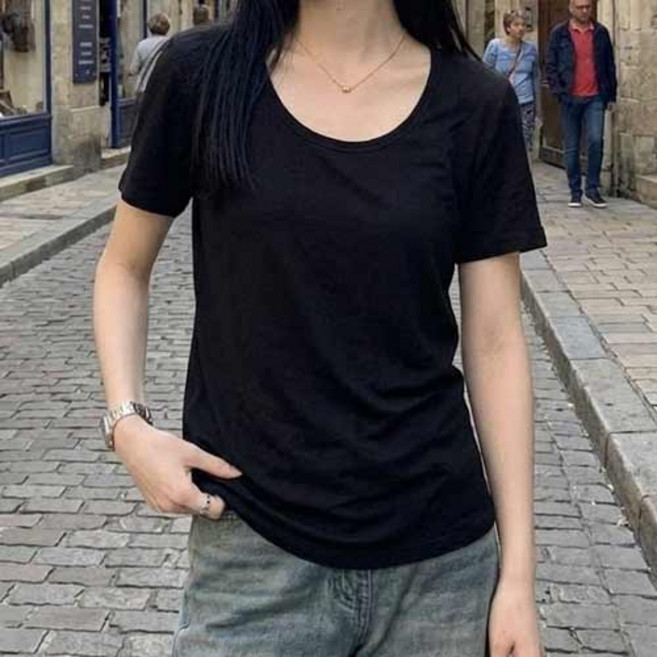 女款U領修身基本款日常短袖T恤