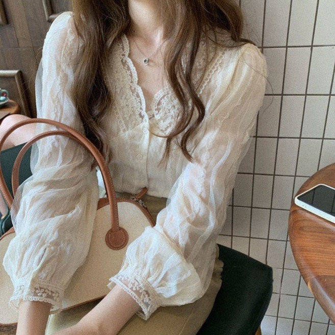 MarketA Frien 蕾絲V領罩衫