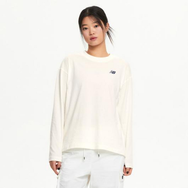 뉴발란스 여성용 에센셜 스몰로고 긴팔 티셔츠 NBNDF2V312