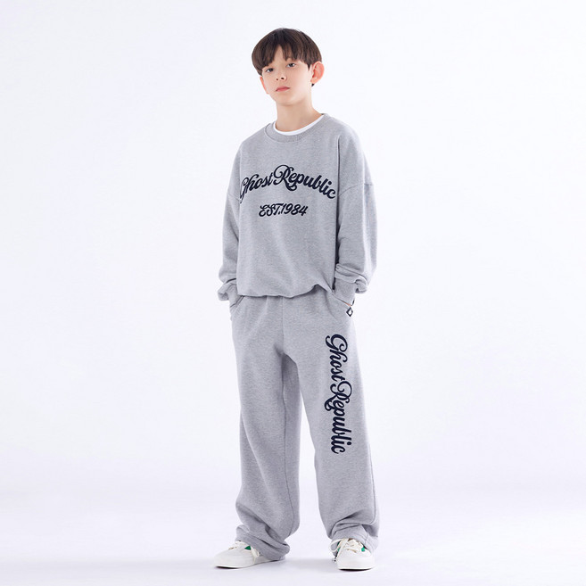 고스트리퍼블릭 아동용 커시브 1984 자수 오버핏 맨투맨 + 트레이닝 바지 세트 JTS-J15044