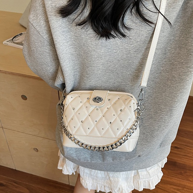 비비에모 노엘린 퀼팅 큐빅 체인 크로스백 11331