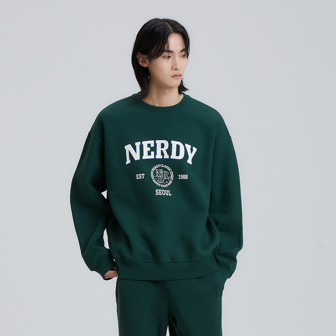 널디 남녀공용 바시티 로고 브러시드 스웻셔츠