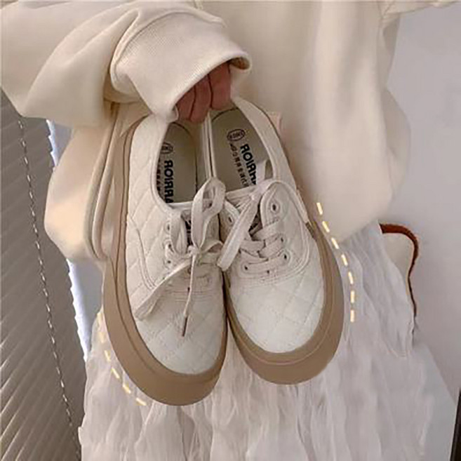 Market A Wild Milk 菱格紋休閒鞋