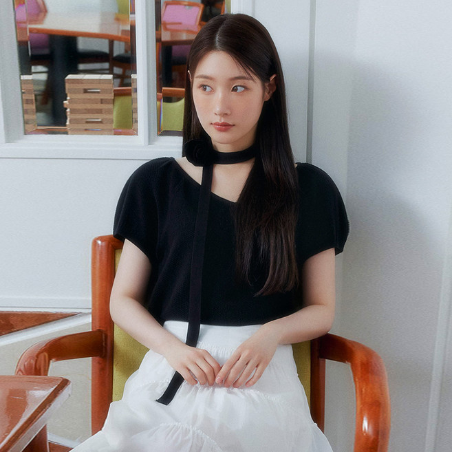 on&on 女款玫瑰圍巾領套頭T恤