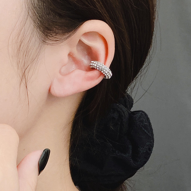 젤루나 여성용 귀안뚫는 볼드 라운드 C자 큐빅 유니크 볼륨 귓바퀴 페이크 귀찌 15mm P-1121