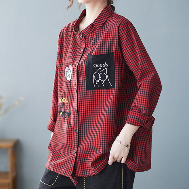 Queenis 女款寬鬆可愛角色刺繡亮點格紋襯衫