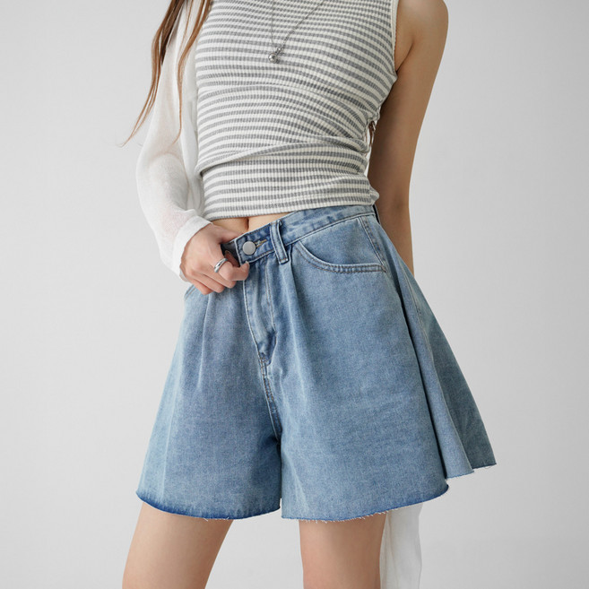 Cotton Closet 女款 A字水洗丹寧打褶毛邊寬版牛仔短褲