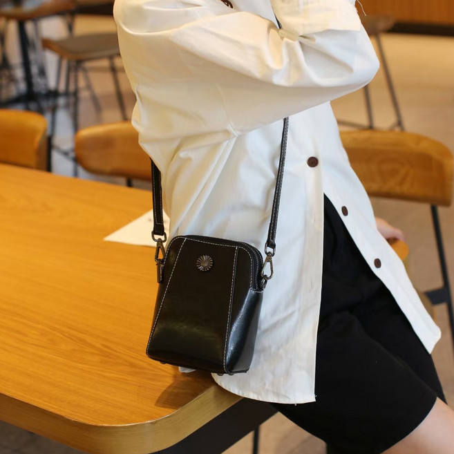 Elsso 女性金屬裝飾手機迷你斜揹包, 黑色