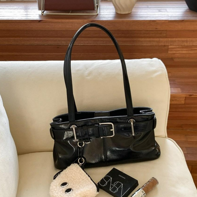 글로시 합성피혁 벨트 숄더백