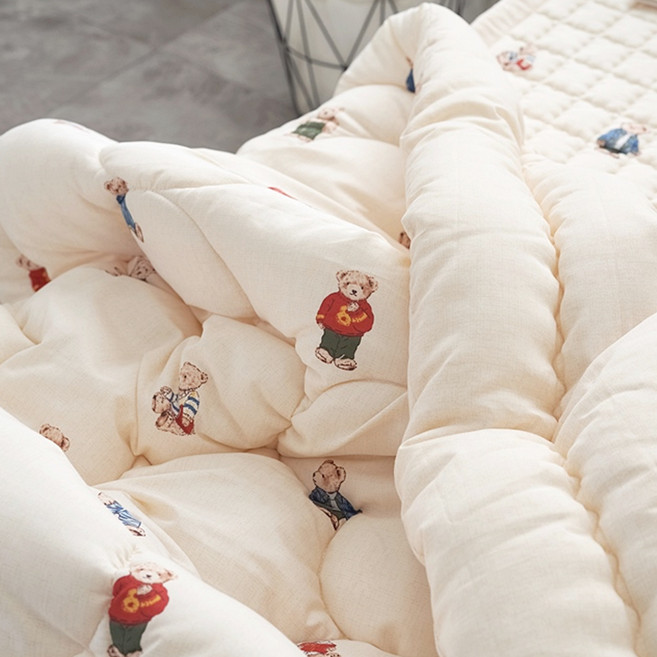 Living Castle 韓國製 幸運草小熊 超細纖維縫紉被, 象牙白