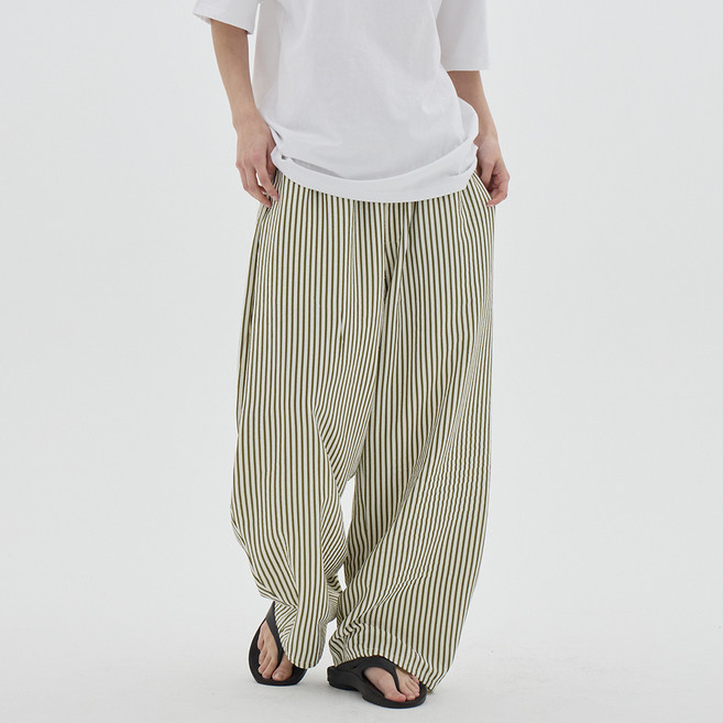 어반에이지 남녀공용 벌룬핏 커브드 스트라이프 핀턱 밴딩 팬츠