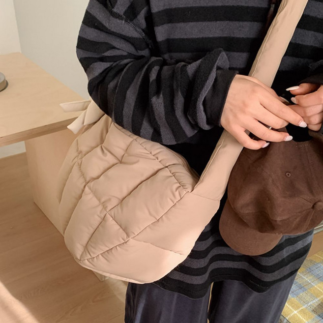女用日常舒適蝴蝶結絎縫鋪棉斜背流浪包