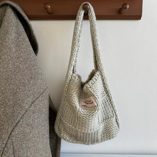 피어니스트 네모 패치 디테일 코지 니트 숄더백