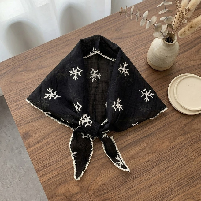 Dotif 柔軟花朵刺繡亮點圍巾 D264-0235