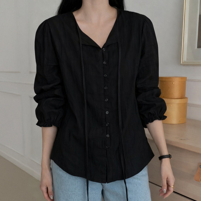 라라온 코튼 슬릿넥 스트랩 단추 블라우스 26TSP3728