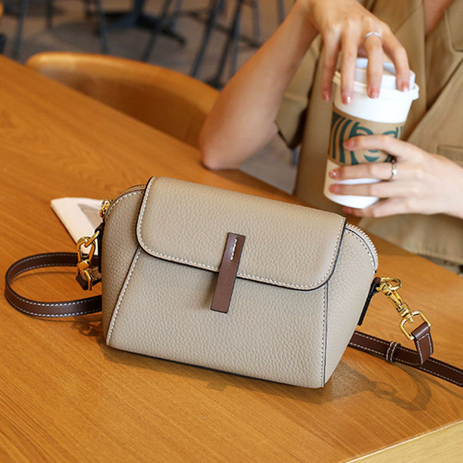 Chichills Belluna 翻蓋金屬迷你皮革斜揹包 11889, 卡其色