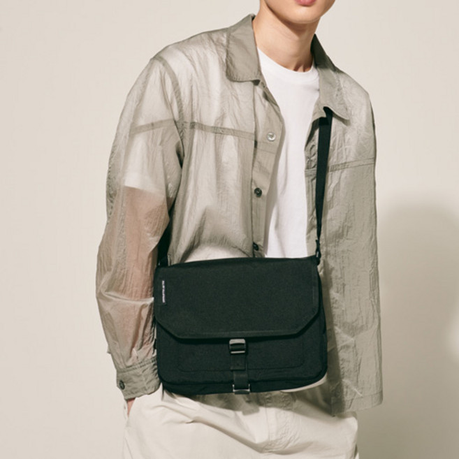 JillByJillstuart Youth Buckle 斜揹包, 黑色