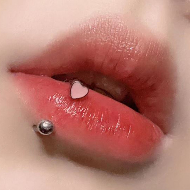 젤루나 여성용 써지컬 핑크 하트 커브 입술 피어싱 P-80