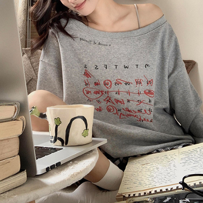 마켓에이 여성용 캘린더 오프숄더 오버핏 맨투맨