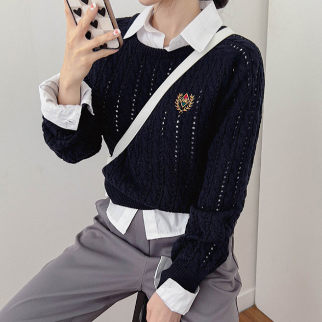 I AM BEST 女款學院風徽章麻花針織衫