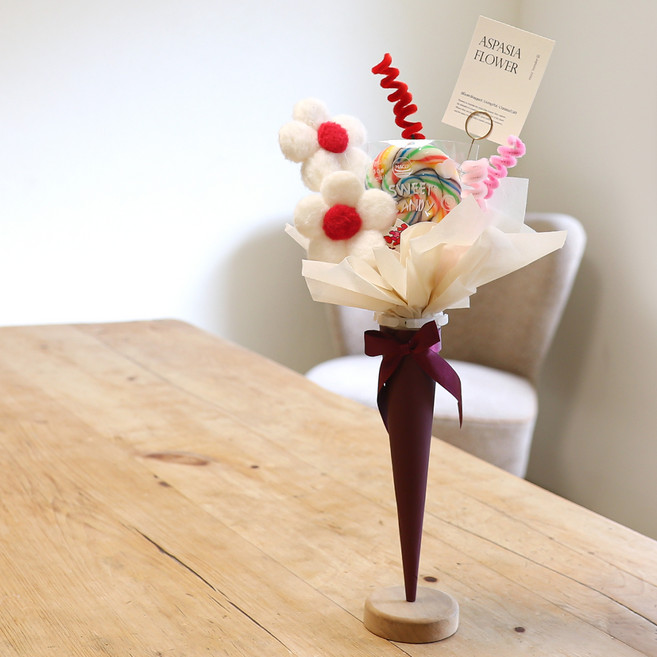 아스파시아 포포 양모 데이지 롤리팝 모루 꼬깔 꽃다발, 레드
