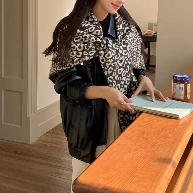 Moirbella 豹紋針織披肩圍巾