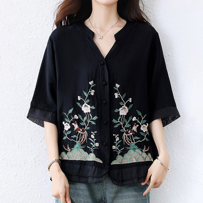 Queenis 女款大尺碼典雅刺繡亮點V領罩衫