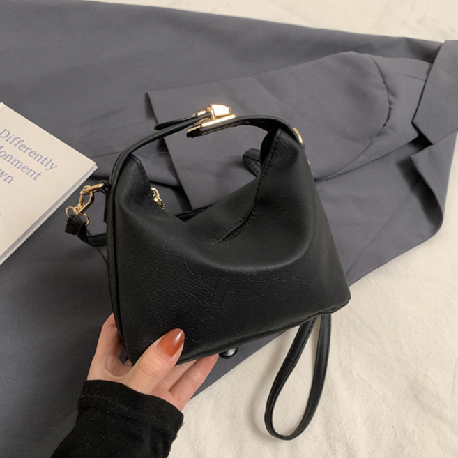 실버스 고급스러운 플라워 디테일 미니 크로스백 FS083