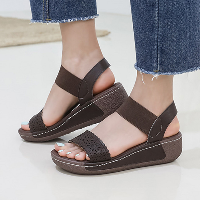 J SHOE 女款花邊穿孔造型牛皮雙帶涼鞋, 棕色, 225