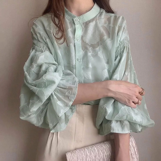 비비에모 세리엘 시스루 플라워 셔링 실루엣 블라우스 10980