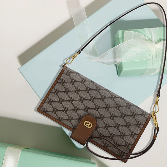 헤지스 시그니처 패턴 스트랩 다기종 스마트폰카드지갑