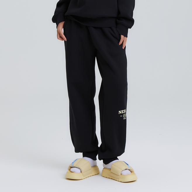 널디 남녀공용 바시티 로고 브러시드 스웻팬츠