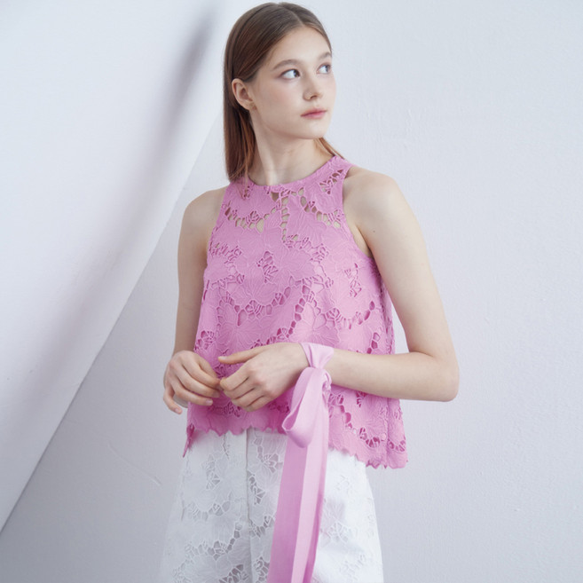 와이지비엠 켈리 자수 크루넥 민소매 블라우스 Y11YNT001