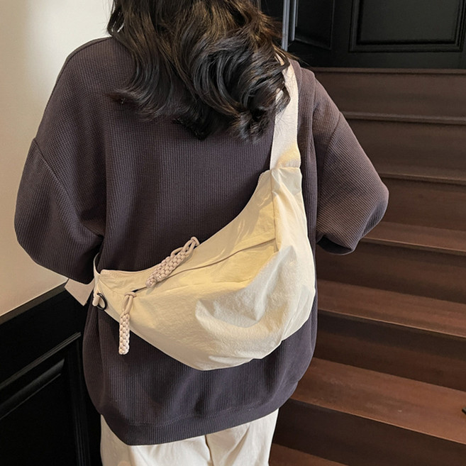 Elsso 女用扭結肩帶設計日常大容量斜揹包, 米色
