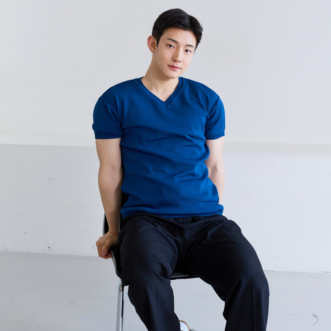 핵쿨남 남성용 어깨넓어보이는 머슬핏 아이스 쿨링 반팔 브이넥 니트 티셔츠