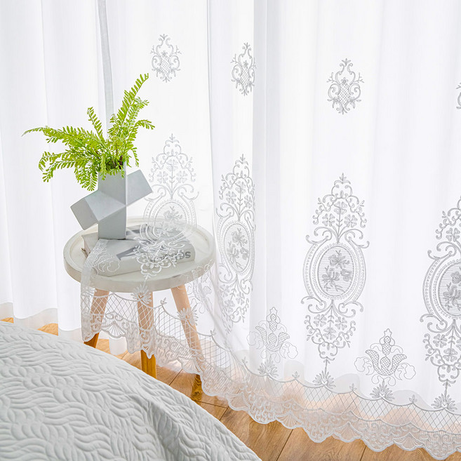 Sarah Haus La Beauté 刺繡蕾絲穿桿式窗簾, 白色