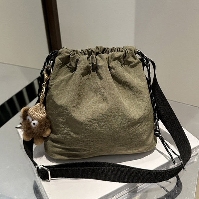 Elsso 女性輕量輕便極簡日常迷你斜揹包 + 鑰匙圈, 卡其色
