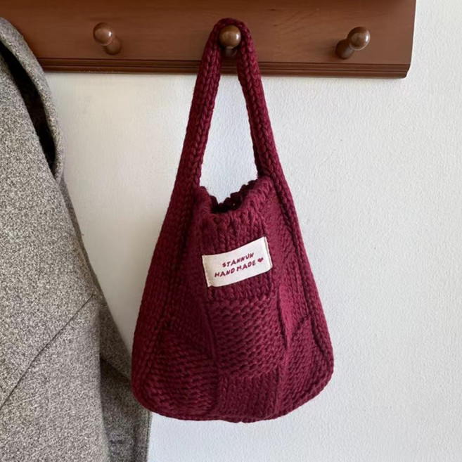 피어니스트 네모 패치 디테일 코지 니트 숄더백